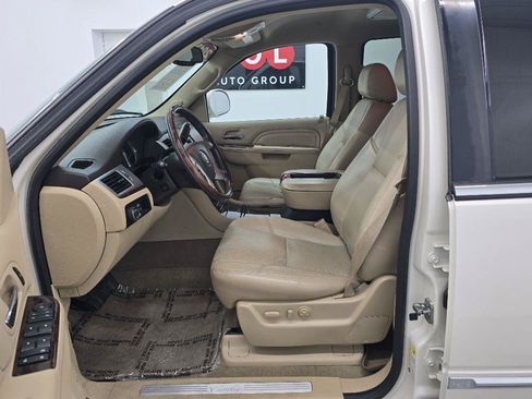Used 2013 Cadillac Escalade Luxury RWD image 9
