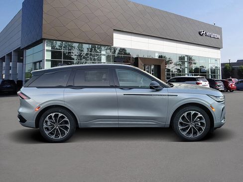 Used 2024 Lincoln Nautilus Reserve image 4