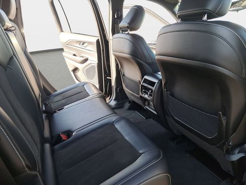 Used 2023 Jeep Grand Cherokee Altitude image 11