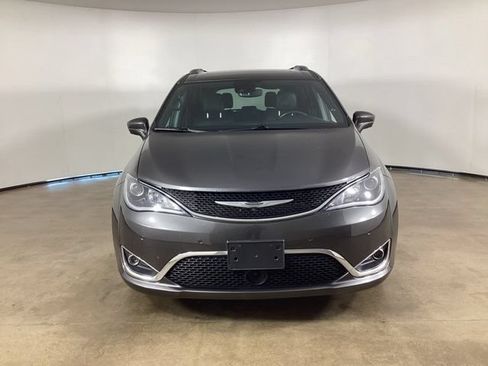 Used 2019 Chrysler Pacifica Touring-L FWD image 2