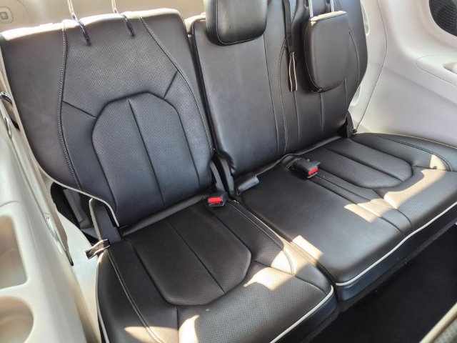Used 2023 Chrysler Pacifica Limited FWD image 32