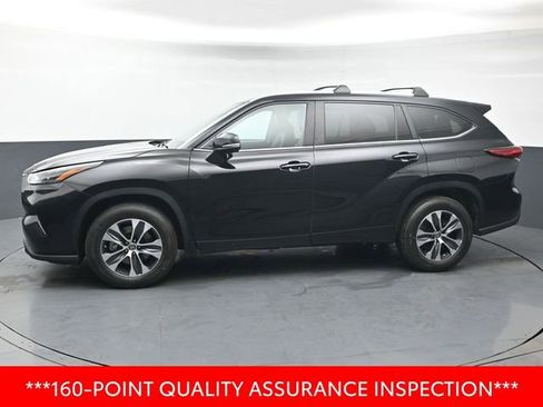 Used 2023 Toyota Highlander XLE FWD image 2