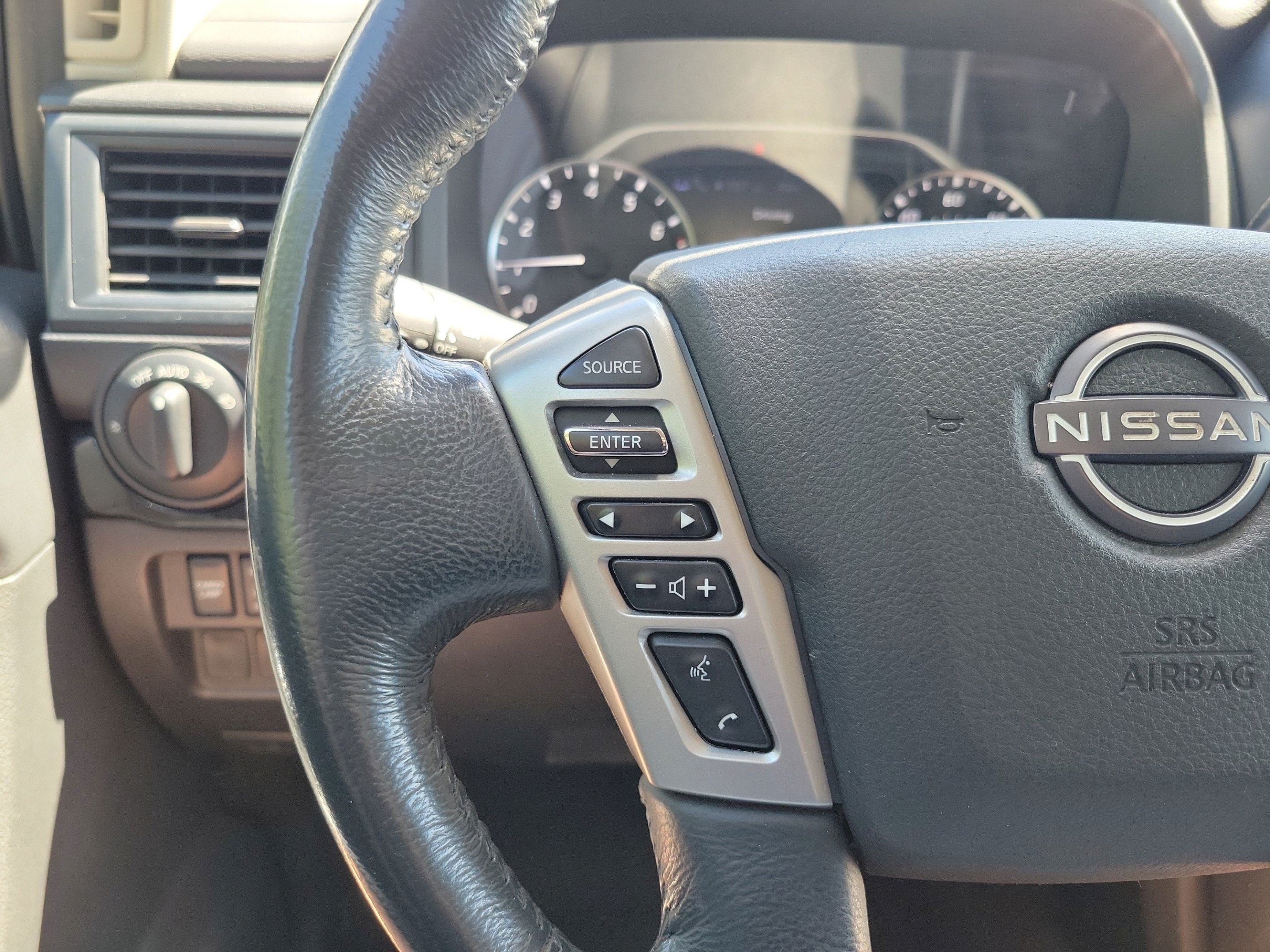 Used 2023 Nissan Titan SV w/ SV Convenience Package RWD image 18