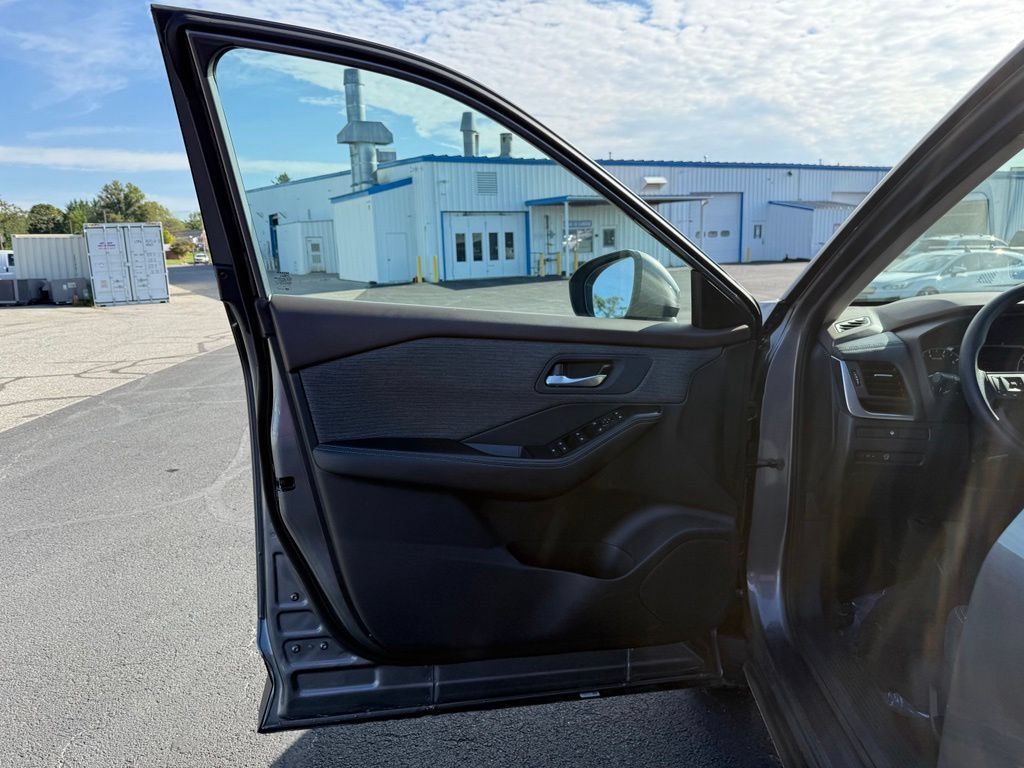 Used 2023 Nissan Rogue SV AWD/4WD image 25