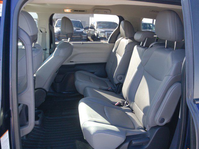 Used 2024 Toyota Sienna XLE FWD image 27