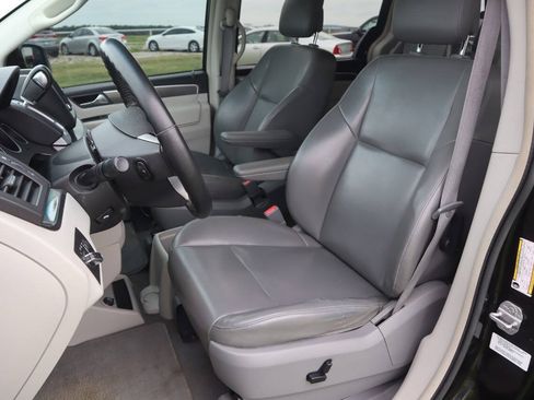 Used 2010 Volkswagen Routan SE FWD image 3