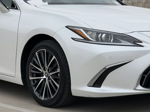 Certified 2023 Lexus ES 300h w/ Premium Package image 4