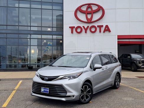 Used 2025 Toyota Sienna Platinum AWD/4WD image 1