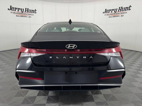 Used 2025 Hyundai Elantra SEL FWD image 8