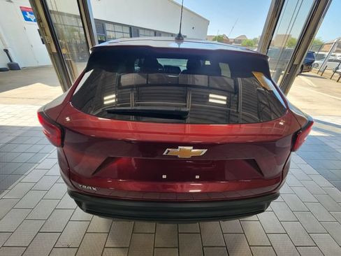 Used 2025 Chevrolet Trax LS w/ LS Convenience Package FWD image 5