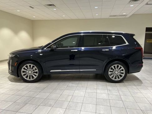 Used 2022 Cadillac XT6 Premium Luxury w/ Technology Package FWD image 2