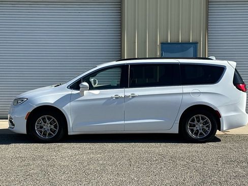 Used 2021 Chrysler Pacifica Touring FWD image 3
