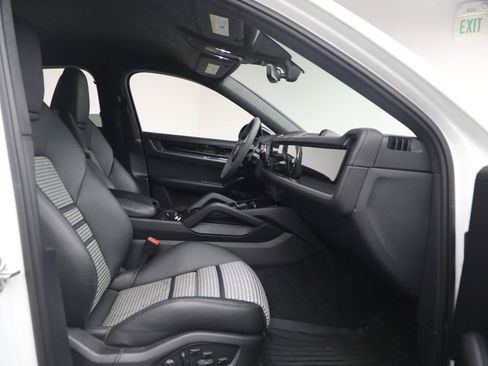 Used 2024 Porsche Cayenne S image 19