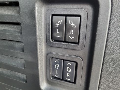 Used 2024 Chevrolet Traverse RS image 21