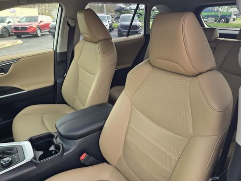 Used 2020 Toyota RAV4 Limited image 12