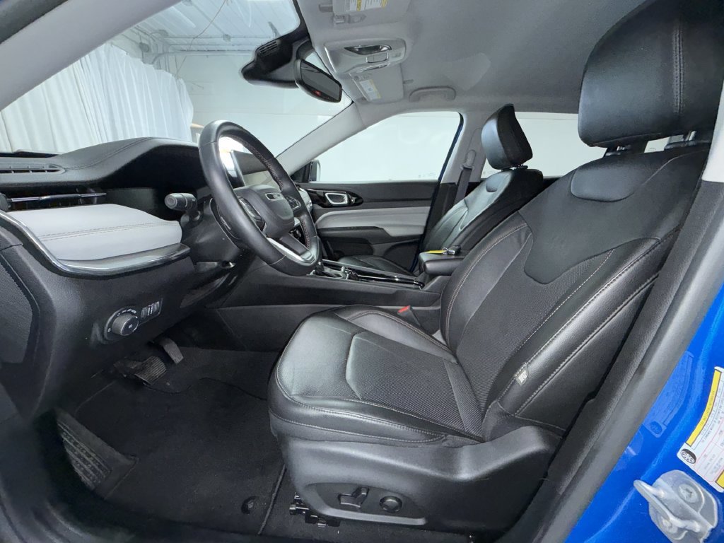 Used 2022 Jeep Compass Limited w/ Elite Group AWD/4WD image 4