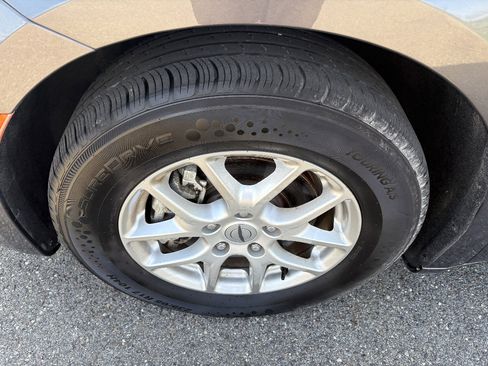 Used 2023 Chrysler Pacifica Touring-L image 9