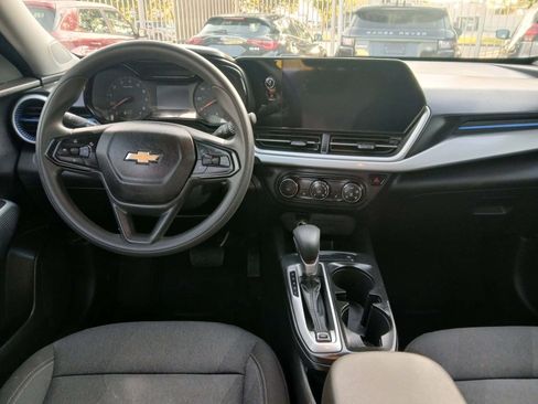 Used 2025 Chevrolet Trax LS w/ LS Convenience Package FWD image 12