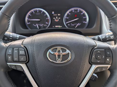 Used 2019 Toyota Highlander XLE FWD image 23