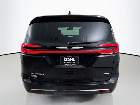 New 2026 Chrysler Pacifica Select image 6