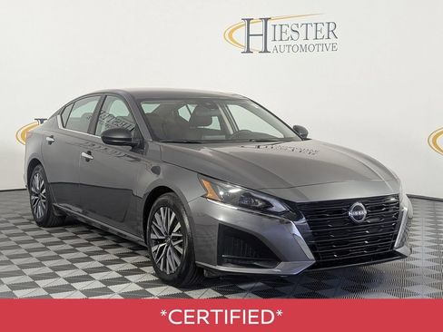 Used 2025 Nissan Altima 2.5 SV FWD image 2