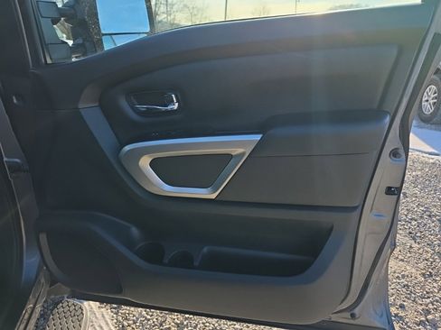 Used 2018 Nissan Titan SV w/ SV Convenience Package image 19