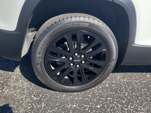 Used 2023 GMC Acadia SLE w/ Driver Convenience Package image 9