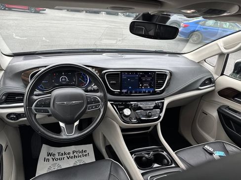 Used 2022 Chrysler Pacifica Limited FWD image 32