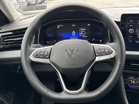 Certified 2025 Volkswagen Jetta SE w/ Sunroof Package image 13