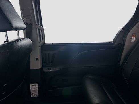 Used 2015 Toyota Sienna SE FWD image 31