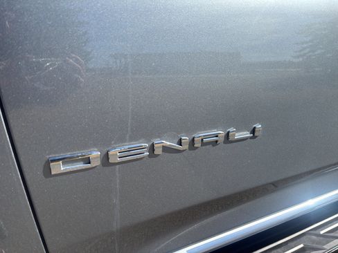 Used 2025 GMC Yukon XL Denali w/ Advanced Technology Package image 11