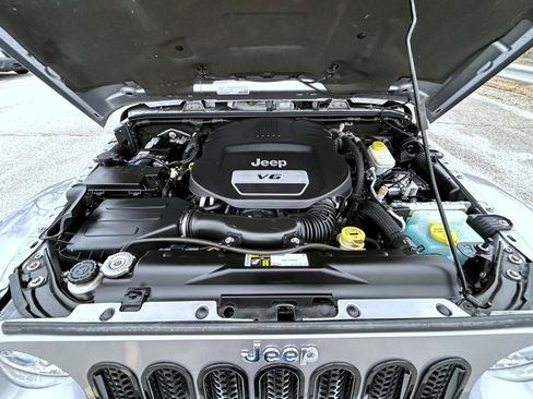 Used 2015 Jeep Wrangler Unlimited Sahara w/ Connectivity Group image 24