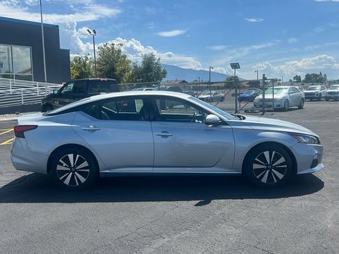 Used 2021 Nissan Altima 2.5 SV FWD image 2
