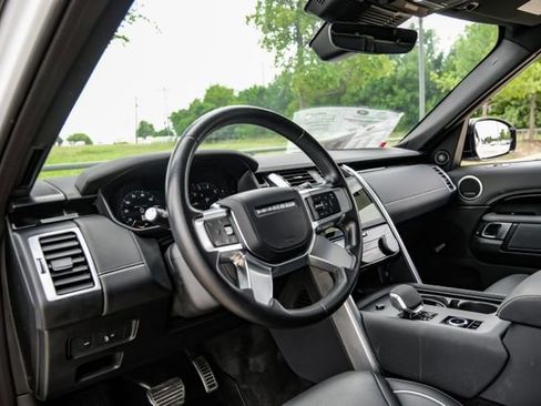 Used 2023 Land Rover Discovery HSE R-Dynamic AWD/4WD image 2