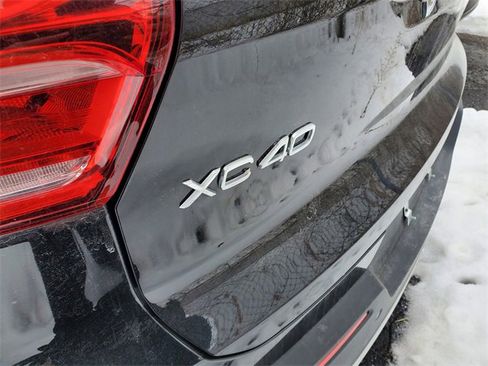 Used 2025 Volvo XC40 B5 Core image 5