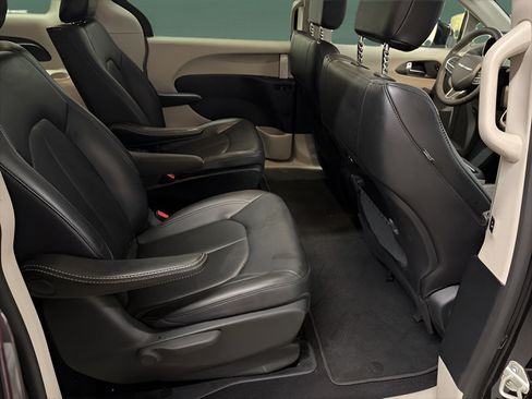 Used 2024 Chrysler Pacifica Limited FWD image 17