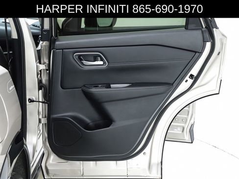 Used 2025 Nissan Rogue Platinum image 31