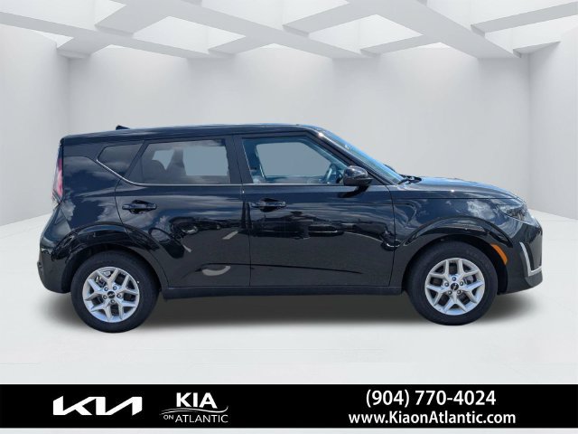Used 2025 Kia Soul LX w/ LX Technology Package FWD image 2
