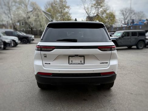 Used 2023 Jeep Grand Cherokee Limited w/ Black Appearance Package AWD/4WD image 10