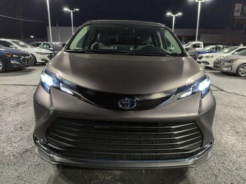 Used 2024 Toyota Sienna XLE FWD image 8