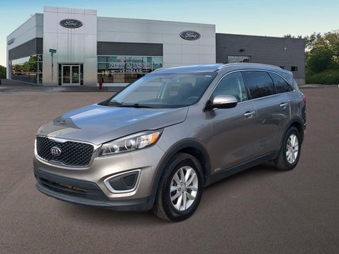 Used 2017 Kia Sorento LX image 5