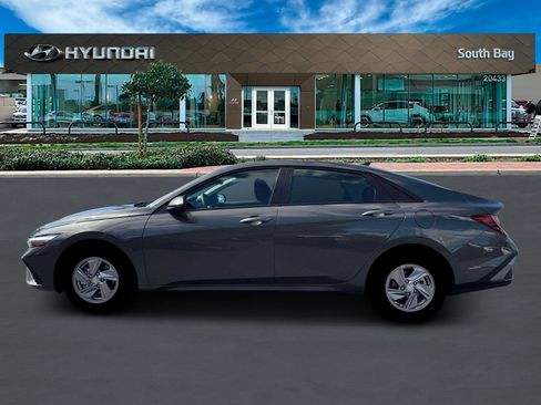 New 2026 Hyundai Elantra SE FWD image 3