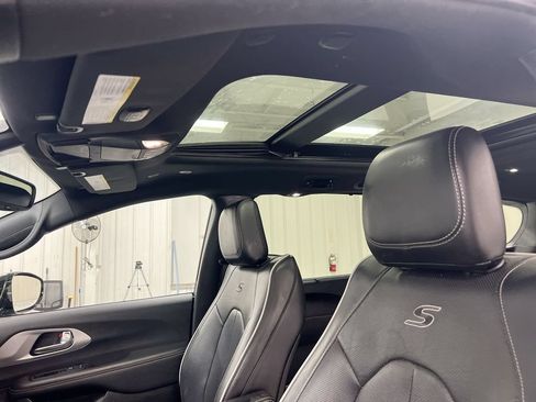 Used 2025 Chrysler Pacifica Limited FWD image 20