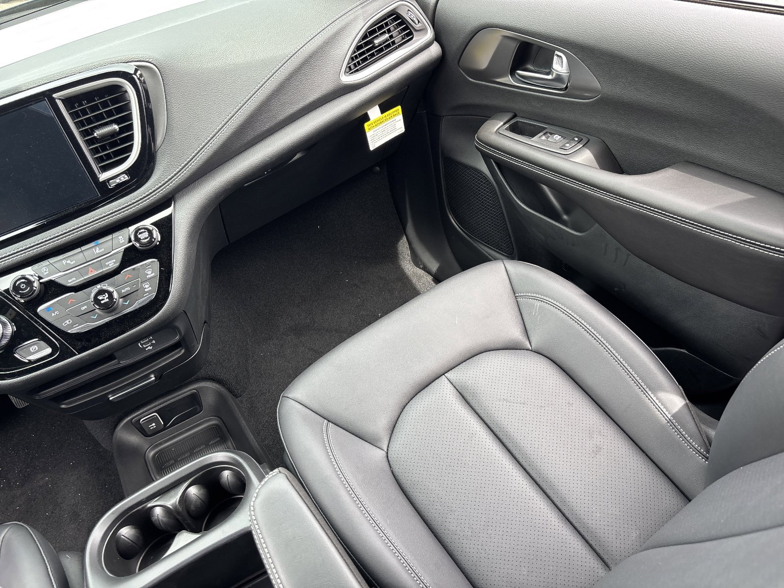 New 2026 Chrysler Pacifica Select w/ S Appearance Package FWD image 13