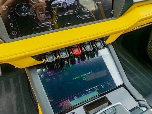 Used 2025 Lamborghini Urus SE image 82