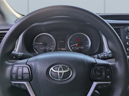 Used 2018 Toyota Highlander LE image 27