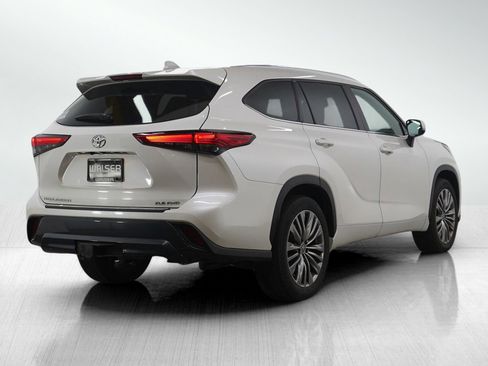 Used 2020 Toyota Highlander XLE image 6