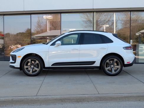Certified 2025 Porsche Macan AWD/4WD image 2