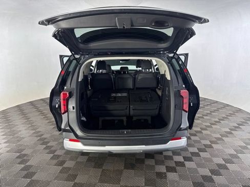 Certified 2025 Kia Carnival FWD image 17