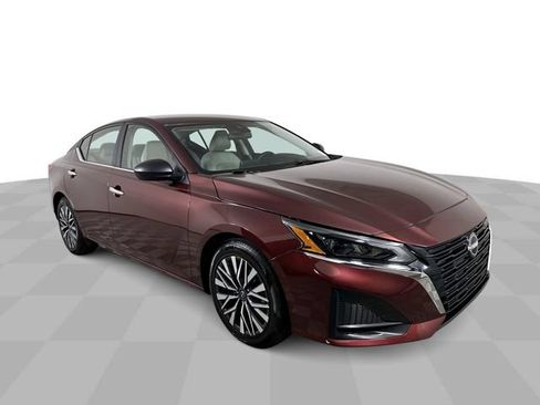 Used 2025 Nissan Altima 2.5 SV FWD image 2